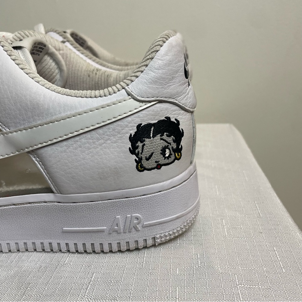 RARE PAIR: Nike Air Force 1 Olivia Kim Betty Boop! F&F edition. Men’s 10.5 - Picture 3 of 9